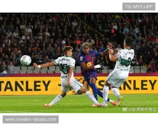 西甲巴萨对阵埃尔切，奥尔莫传射助球队领先