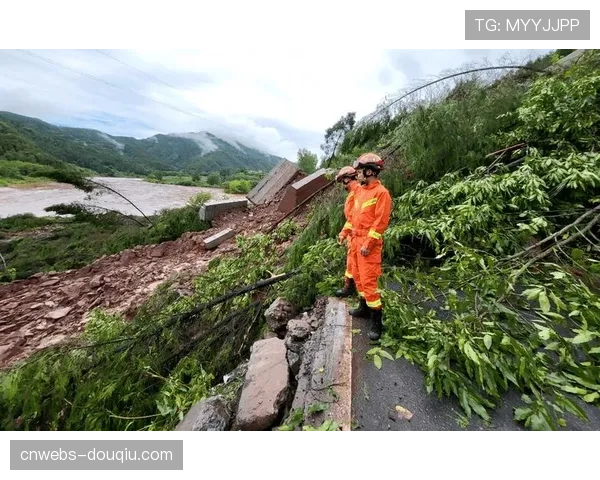 雨战进行时：弗罗西诺内主场因大雨出现局部积水，比赛未中断